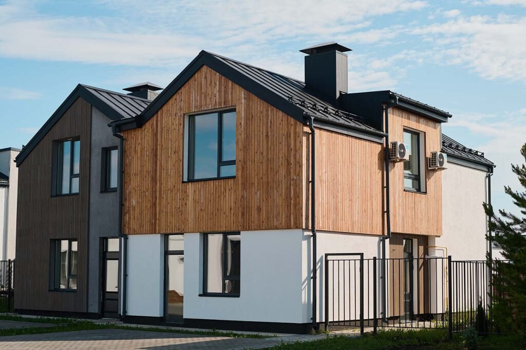 Two small cottages of pastel colors standing next JNCXAF8.jpg